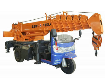 Chine Petit grue hydraulique montée de tricycle par camion mobile 3 - 5 tonnes pour la construction fournisseur